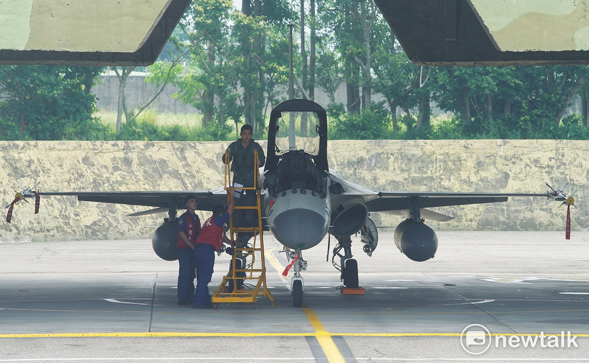 總統蔡英文今 (28) 日特別前往台南空軍基地，視導空軍執行IDF經國號戰機緊急起飛任務。飛行員在地勤人員協助下登機。 圖：常日豪/攝
