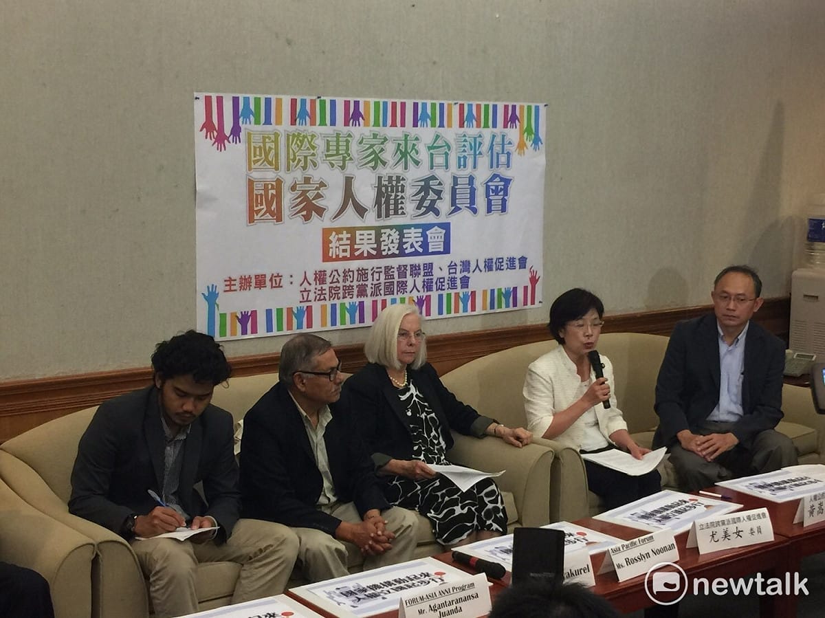 多個國際人權團體28日在立法院召開記者會，指監察院具有人權保障的職責，建議將國家人權委員會委員會設在監察院。 圖：林人芳／攝