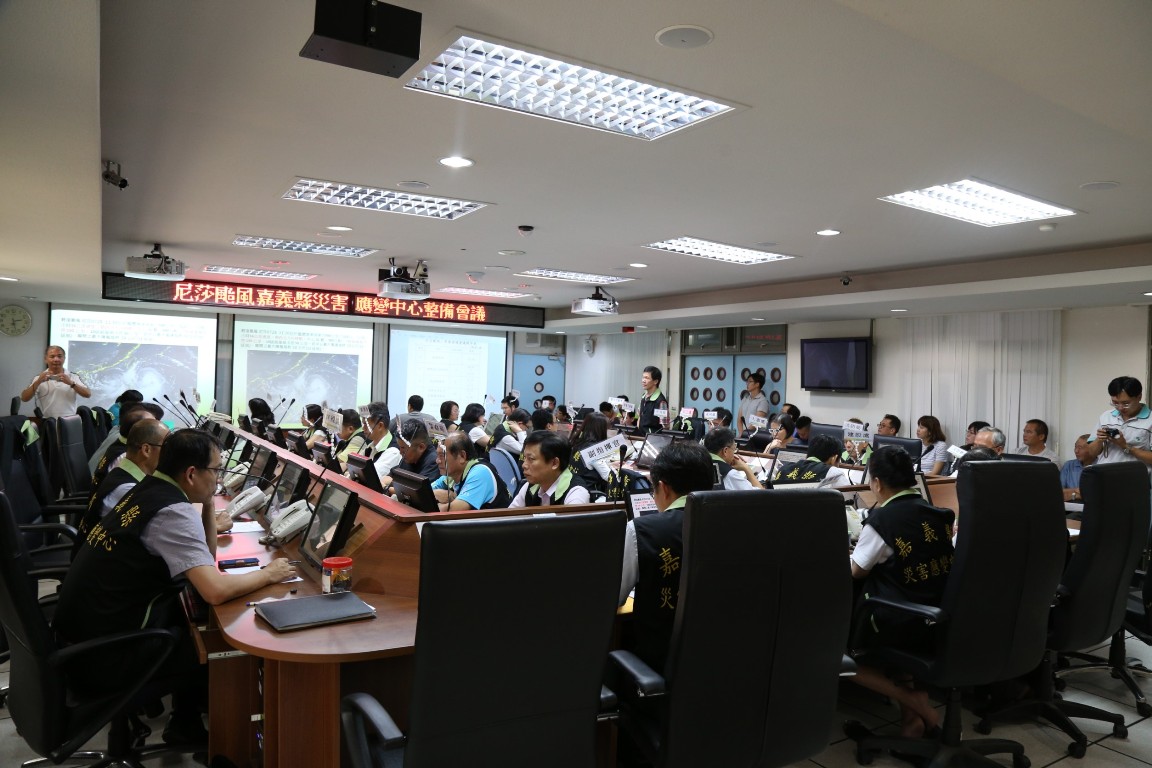 颱風過境期間，張花冠指示各單位評估是否停辦活動及提出因應措施，除漁人碼頭、遊艇港外，文觀局應通知各風景區及旅宿業預做防颱準備。 圖：嘉義縣政府/提供