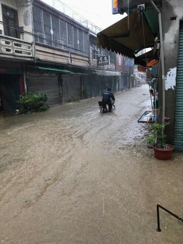 颱風尼莎帶來強降雨，屏東多處時雨量達100毫米，多 個沿海鄉鎮傳淹水。圖為枋寮鄉淹水情形。 圖：中央社