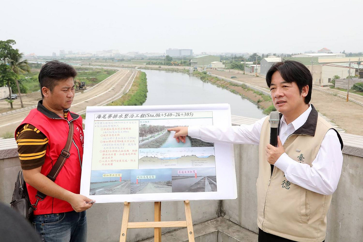 因應尼莎颱風來襲，台南市長賴清德今(29)日進行防颱整備，勘查六個易淹水地區包括海尾寮排水、曾文溪潮見橋改善工程、崑山抽水站、太子五街高低地分離、港尾溝排水及官田渡頭背水堤等防洪治水的設施。 圖:台南市政府提供