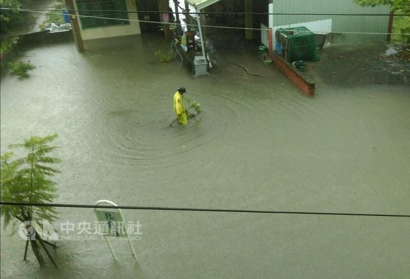 颱風尼莎還沒登陸已為屏東帶來強降雨，佳冬地區日累積雨量已經超過500毫米。台鐵29日表示，由於佳冬站水淹過軌面，暫時不通，區間車改駛潮州至林邊間，提醒民眾留意。  圖：中央社