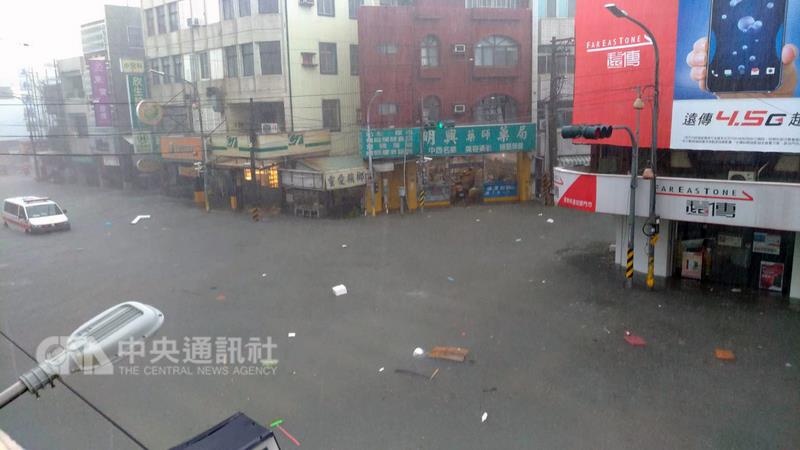 中央氣象局預估，尼莎颱風中心最快晚間8時登陸，目 前暴風圈已經籠罩半個台灣，屏東出現明顯強降雨，佳 冬、南和、力里、林邊、新埤時雨量都超過100毫米， 多處傳出淹水。圖為林邊鄉淹水情形。 圖：中央社
