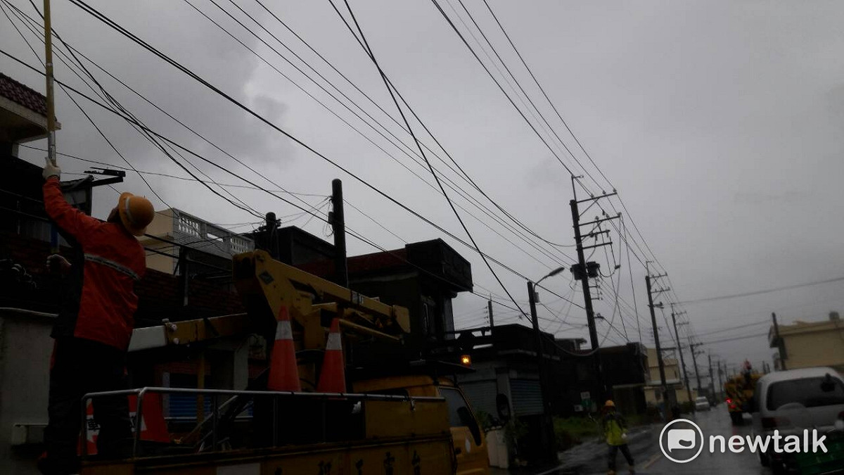 尼莎颱風來襲，屏東大停電，台電稍早發布訊息表示，正極力搶修中。 圖：台電公司提供
