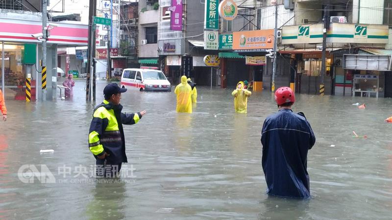 屏東沿海地區雨量至29日下午4時30分已破500毫米，沿 海鄉鎮持續淹水。下午3時許，多輛國光客運班車在林 邊鄉因淹水拋錨，共55名乘客受困，消防隊出動救生艇 助撤離乘客。圖為警方派員指揮淹水地區交通。 （警方提供）  圖:中央社
