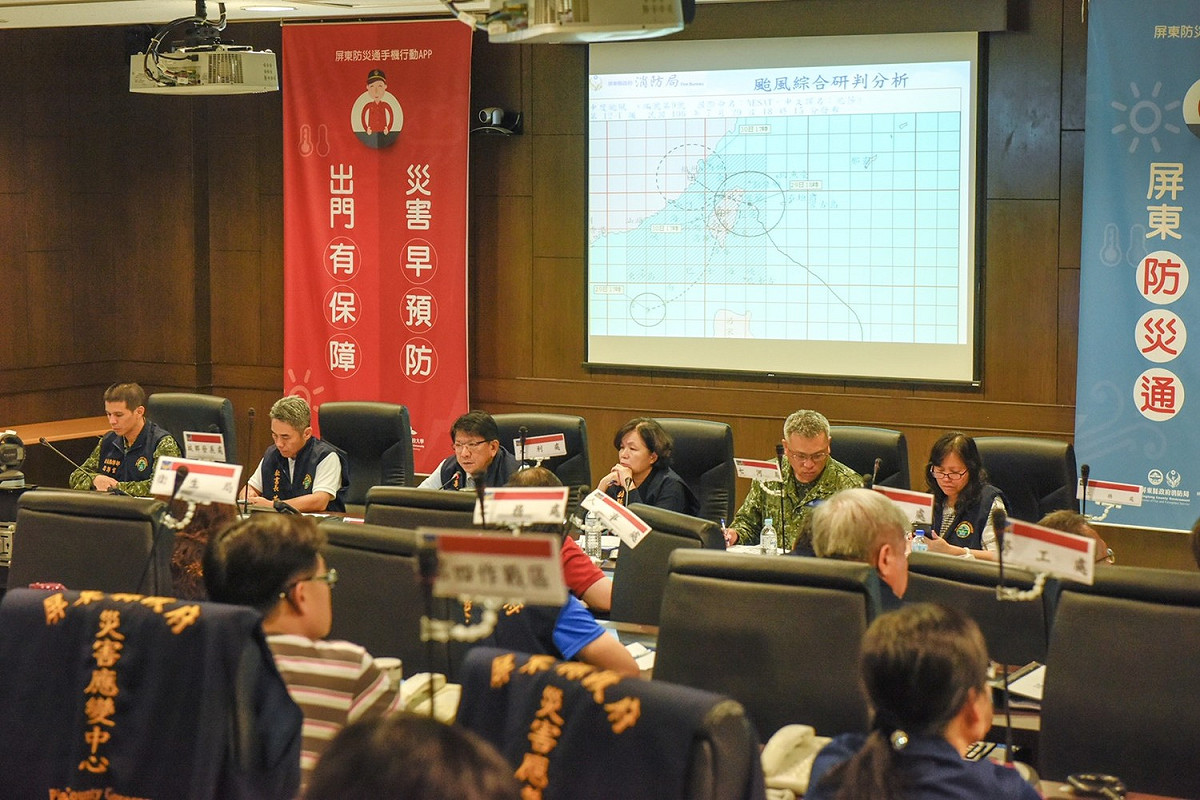 29日尼莎颱風來襲，造成屏東縣內8個鄉鎮積水，2萬多戶住戶停電。 圖:屏東縣政府提供