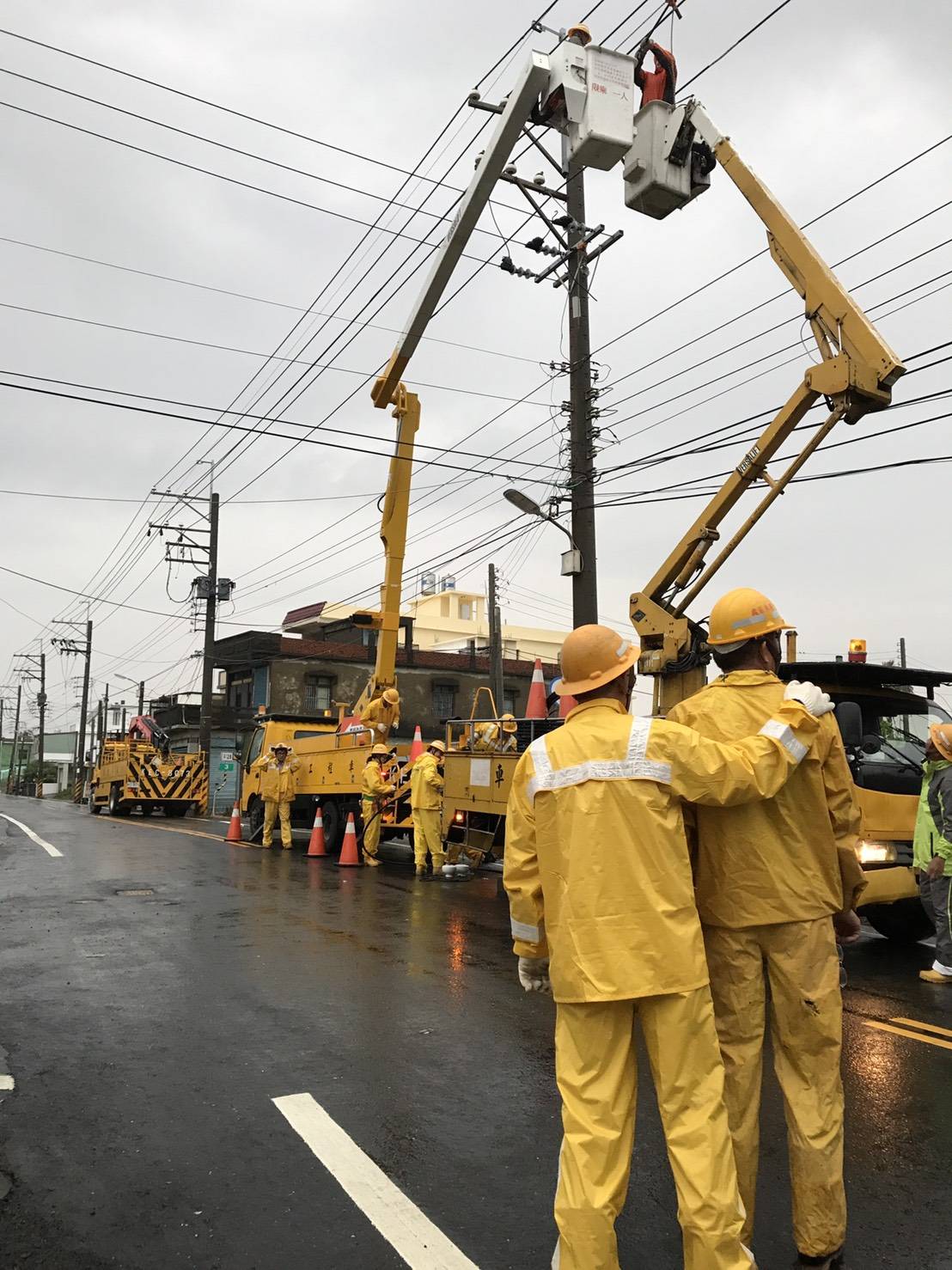 台電呼籲民眾，盡量將台電「1911」客服專線，留給無法使用網路或仍習慣打電話的長輩使用。  圖:台電提供