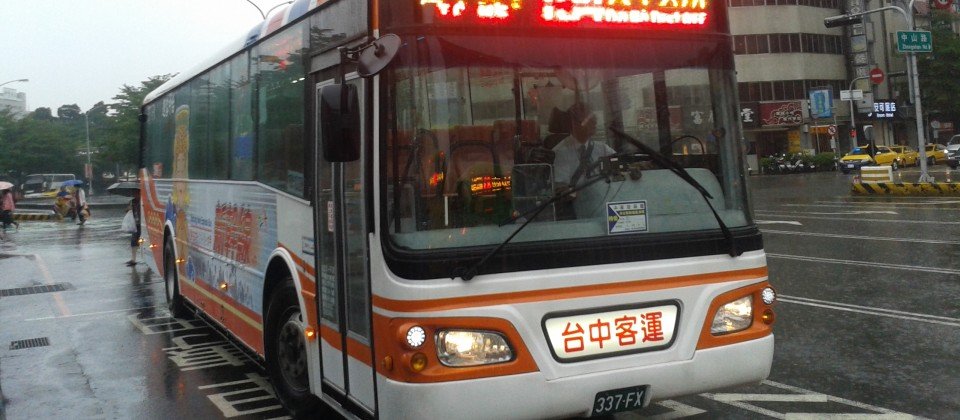 尼莎颱風來襲，台中市政府宣布明（30）日停止上班上課，為顧及行車安全，市府交通局也宣布30日上午市區公車全面停駛，中午過後再視風雨實際狀況，決定是否逐步恢復部分路線行駛。 圖 : 翻攝自IThome