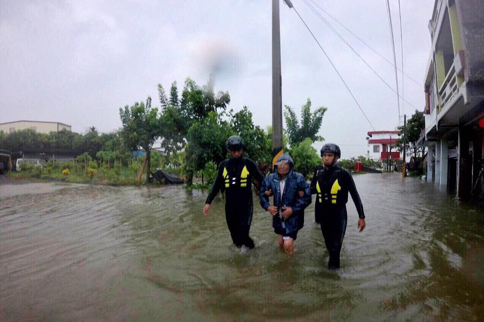 「尼莎颱風」侵臺，陸續造成各地區淹水災情，海軍水下作業大隊隊員２９日協助屏東佳冬地區民眾撤離及安置，確保生命安全。（圖/文 海軍司令部提供） 圖:取自國防部發言人臉書