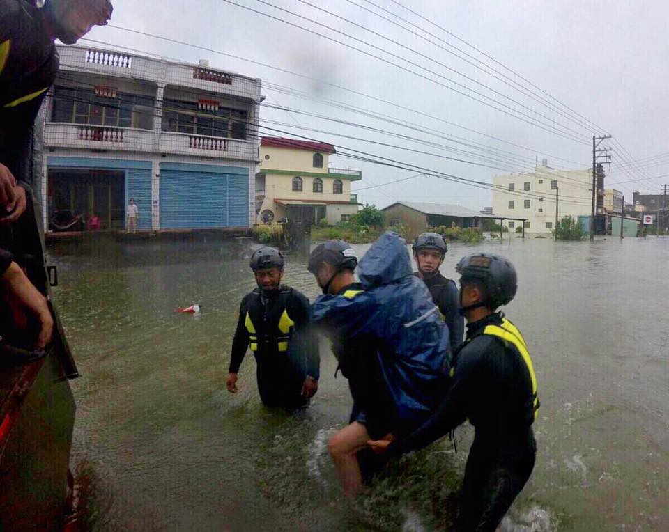 「尼莎颱風」侵臺，陸續造成各地區淹水災情，海軍水下作業大隊隊員２９日協助屏東佳冬地區民眾撤離及安置，確保生命安全。（圖/文 海軍司令部提供） 圖:取自國防部發言人臉書