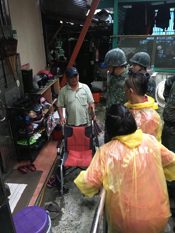 尼莎颱風」來襲，台北災防區烏來前進指揮所，２９日下午自烏來區公所出發，協助信賢里、忠治里及烏來里居民，執行預防性鄉民撤離及沙包堆置任務，官兵不畏風雨，秉持「愛民助民」精神，完成烏來山區災防整備，確保國人安全。（第三作戰區提供）