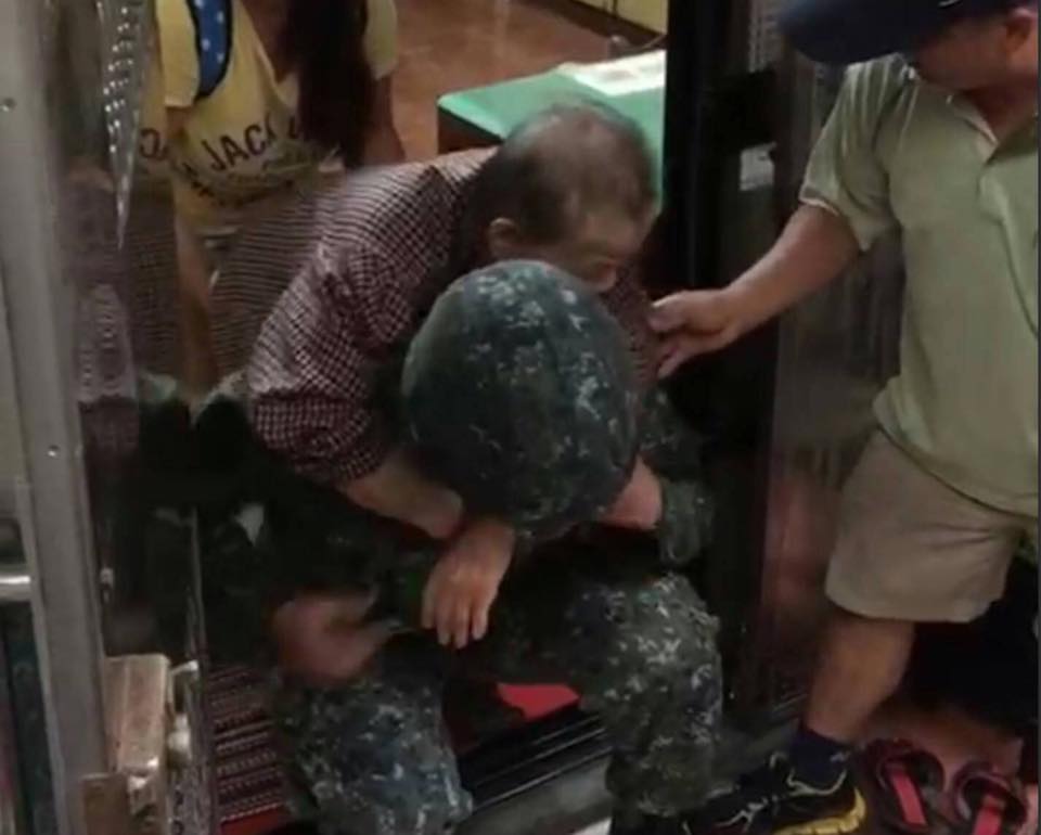 尼莎颱風」來襲，台北災防區烏來前進指揮所，２９日下午自烏來區公所出發，協助信賢里、忠治里及烏來里居民，執行預防性鄉民撤離及沙包堆置任務，官兵不畏風雨，秉持「愛民助民」精神，完成烏來山區災防整備，確保國人安全。（第三作戰區提供） 圖:取自國防部發言人臉書