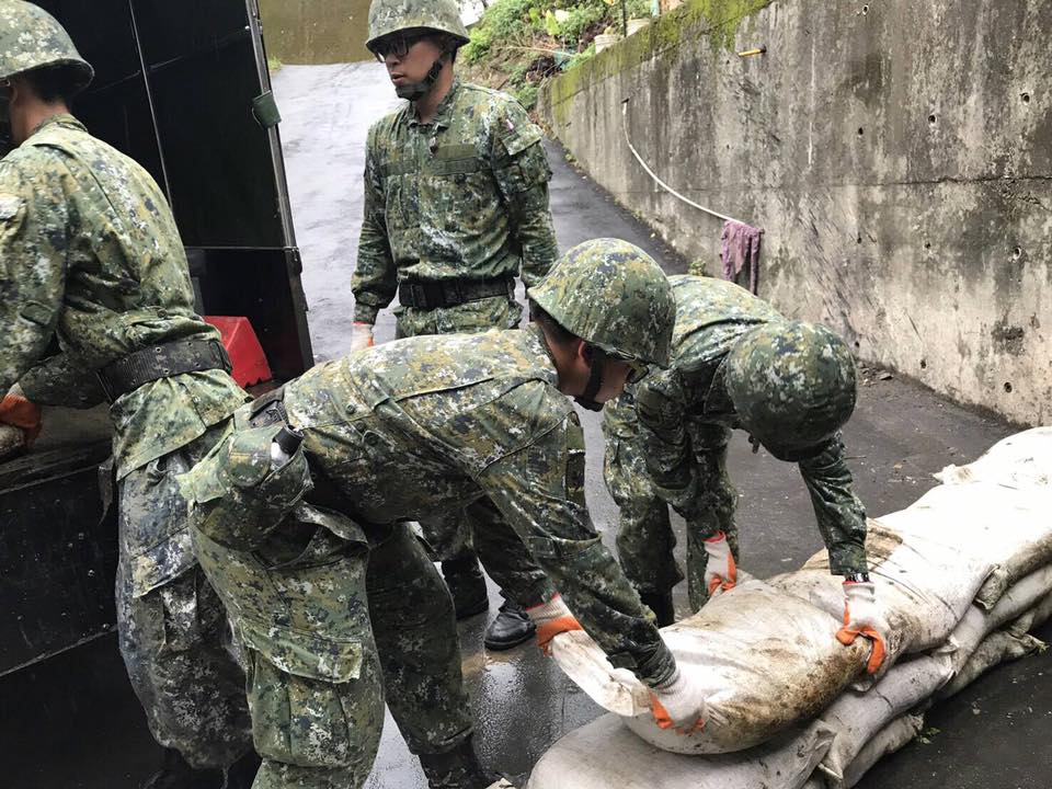 尼莎颱風」來襲，台北災防區烏來前進指揮所，２９日下午自烏來區公所出發，協助信賢里、忠治里及烏來里居民，執行預防性鄉民撤離及沙包堆置任務，官兵不畏風雨，秉持「愛民助民」精神，完成烏來山區災防整備，確保國人安全。（第三作戰區提供） 圖:取自國防部發言人臉書