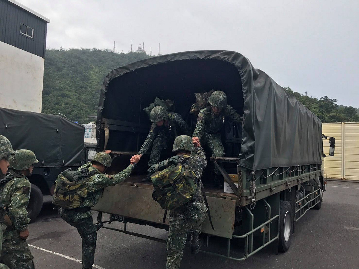 尼莎颱風來襲國軍救災協助撤離，陸軍宜蘭災防區28日完成災防整備檢查及勤前教育後，以車輛機動、人員鐵運方式前往南澳高中兵力預置點。 圖:取自國防部發言人臉書