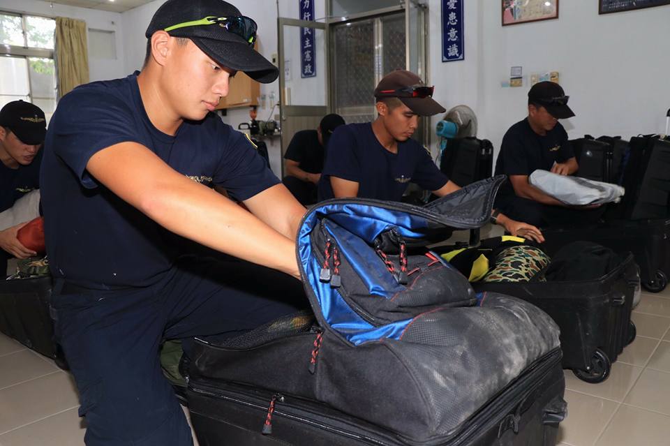 海軍司令部今（28）日下午分別於臺南官田營區預置AAV-7兩棲突擊車2輛、橡皮艇2艘、膠舟6艘、抽水機5部及防災官兵33員，隨時配合各地方災防需求，派遣兵力支援。 圖:取自國防部發言人臉書