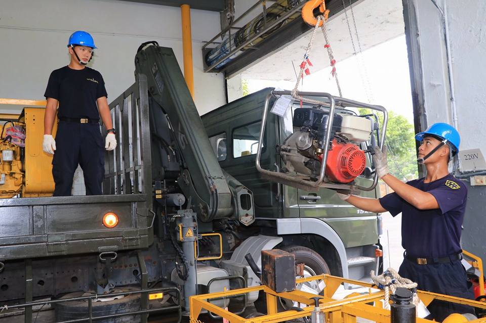 海軍司令部今（28）日下午分別於臺南官田營區預置AAV-7兩棲突擊車2輛、橡皮艇2艘、膠舟6艘、抽水機5部及防災官兵33員，隨時配合各地方災防需求，派遣兵力支援。 圖:取自國防部發言人臉書