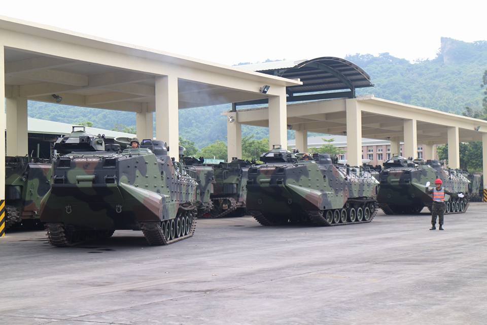 尼莎颱風來襲，海軍陸戰隊AAV-7兩棲突擊車12輛、膠舟24艘，預置於林口下湖西營區、嘉義水上基地、台南官田營區、屏東縣林邊、佳冬鄉公所、枋山防訓中心、恆春消防隊等處，待命投入支援災害防救。 圖:取自國防部發言人臉書
