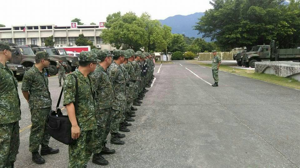 尼莎颱風來襲國防救災協助撤離陸軍第二地區支援指揮部依第二作戰區，在花蓮玉里災防整備。 圖:取自國防部發言人臉書