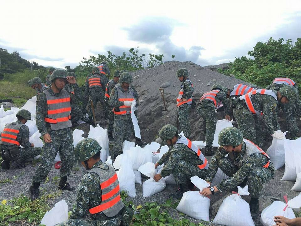 尼莎颱風來襲國軍救災協助撤離，台東縣大武鄉災防物資整備。 圖：新頭殼資料照