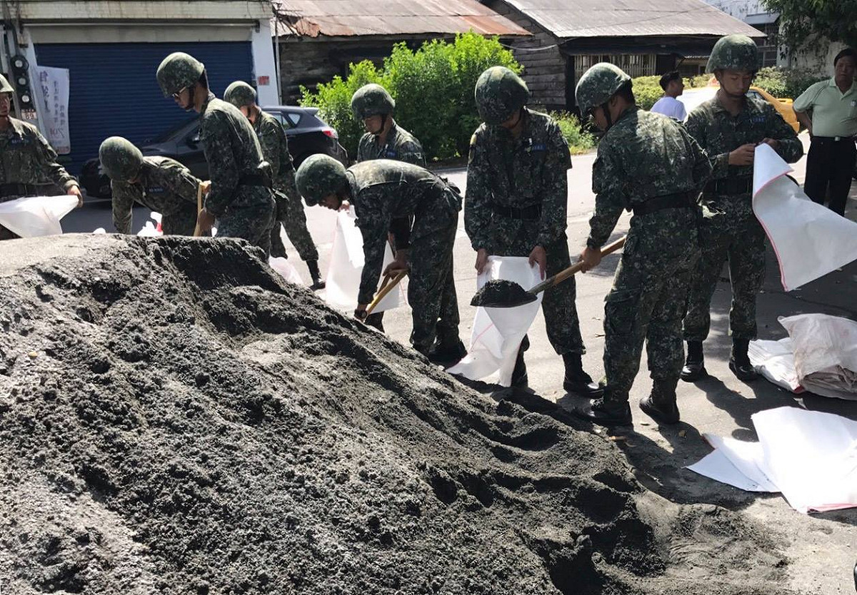 尼莎颱風來襲國軍，累計28日至29日，共派遣兵力4564人次、沙包堆置共計1萬3000餘包、物資搬運1.2噸。 圖:取自國防部發言人臉書
