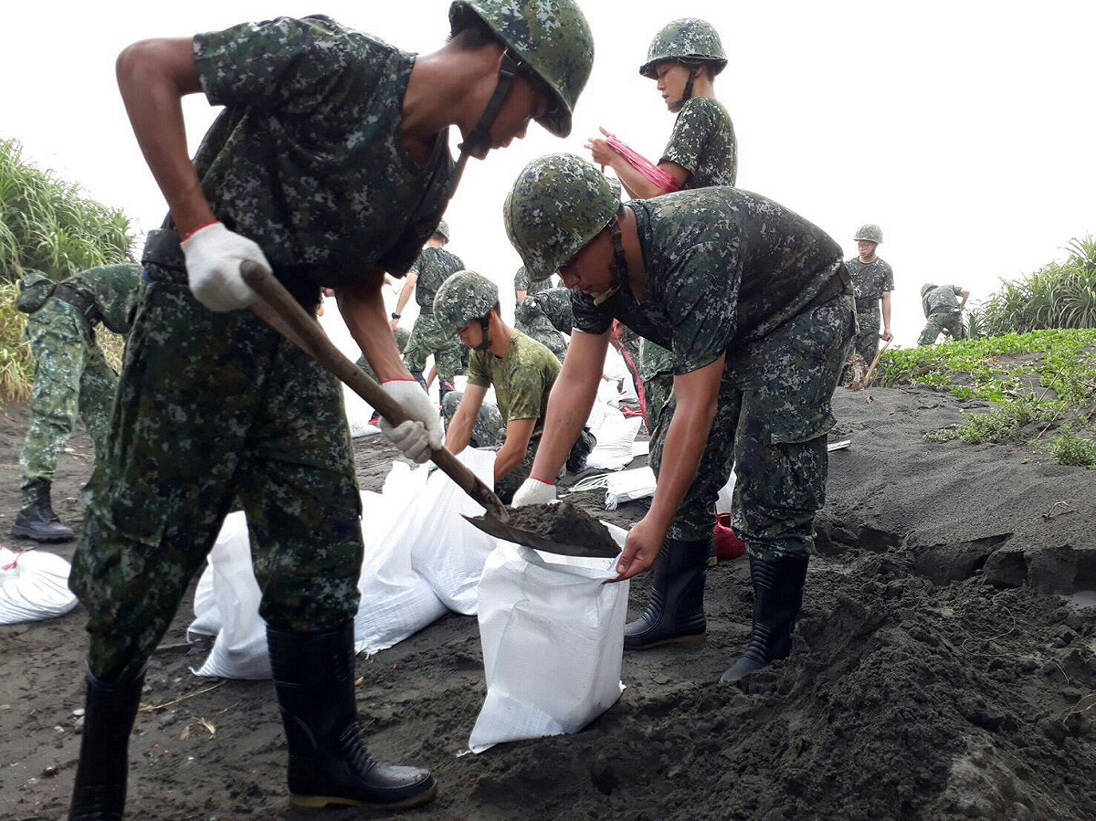 尼莎颱風來襲，陸軍第三作戰區宜蘭災防區，沙包裝置作業 圖:取自國防部發言人臉書