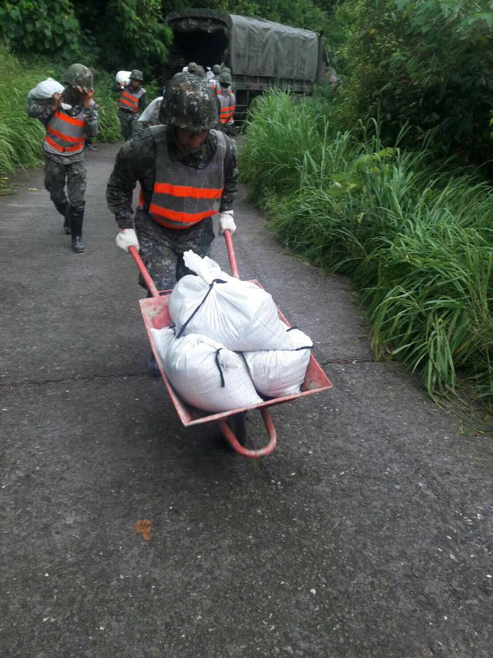 尼莎颱風來襲，臺東指揮部機步一營官兵２８日協助地方政府執行正興村產業道路沙包堆置作業 圖:取自國防部發言人臉書