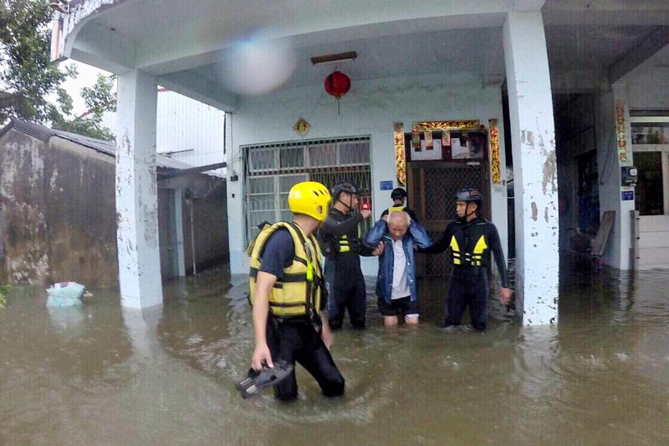 尼莎颱風來襲，國軍今天協助民眾撤離2599人、屏東縣林邊撤離國軍救災。 圖:取自國防部發言人臉書