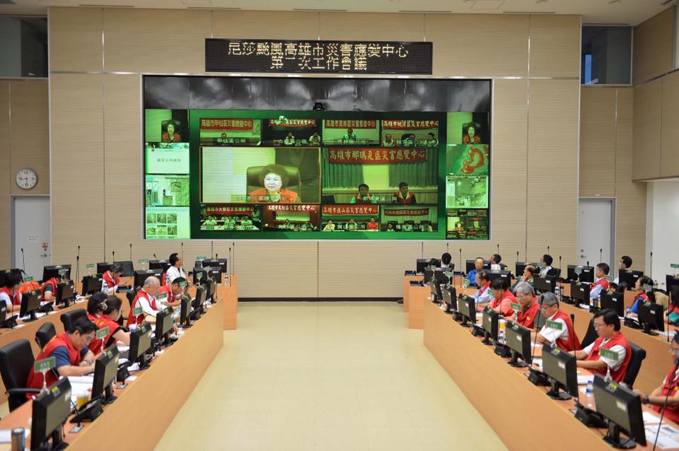 高雄市長陳菊於29日下午5點，進行尼莎颱風高雄市災害應變中心第二次工作會議。會中與桃源、那瑪夏、茂林、六龜、甲仙五區進行視訊會議，並在今日午夜前完成前四區的撤離、持續列管收容安置處所，並針對台20線、台27線、台29線高災害風險路段加強戒備。 圖:取自陳菊臉書