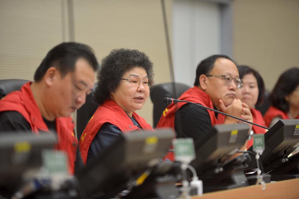 高雄市長陳菊於29日下午5點，進行尼莎颱風高雄市災害應變中心第二次工作會議。陳菊表示，0日零時前對桃源、那瑪夏、茂林、六龜等4區進行預防性撤離。 圖:取自陳菊臉書
