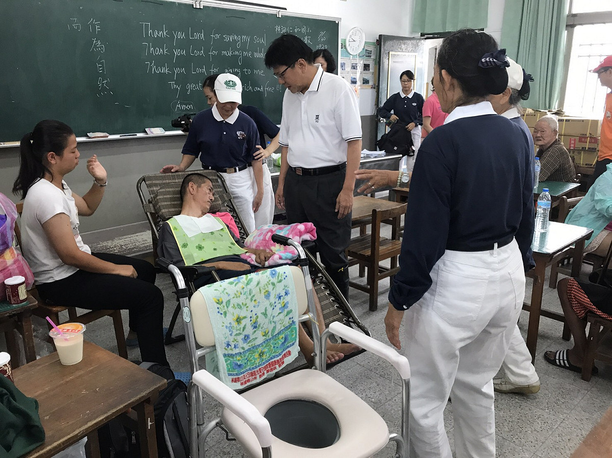 屏東縣長潘孟安今 (30) 日早上到臨時收容中心探視收容的民眾，並要求縣府員工全力協助救災作業。 圖 : 屏東縣政府/提供