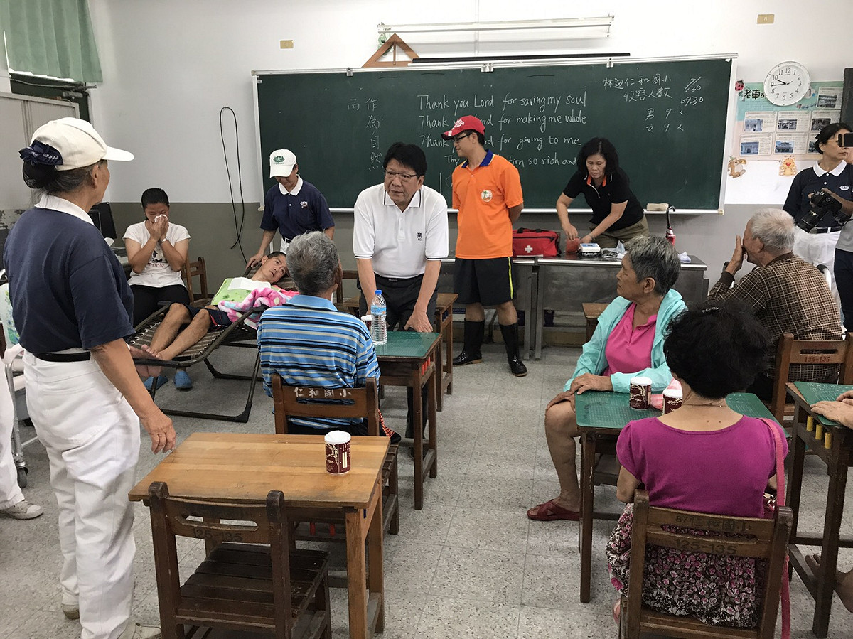 屏東縣長潘孟安今 (30) 日早上到臨時收容中心探視收容的民眾，並要求縣府員工全力協助救災作業。 圖 : 屏東縣政府/提供