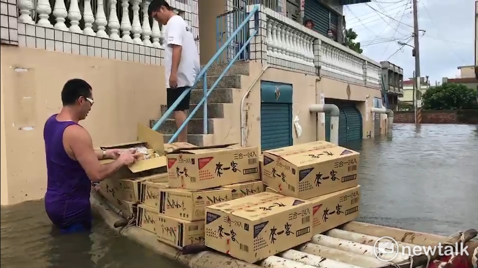 物資有限鄉公所只能依人頭發放，以確保每位鄉民都能有乾淨的飲用水及泡麵。 圖：民眾提供