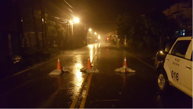 和平警分局竹林所員警夜間在倒塌於道路之電線桿前方封鎖警戒。 圖：和平警分局/提供