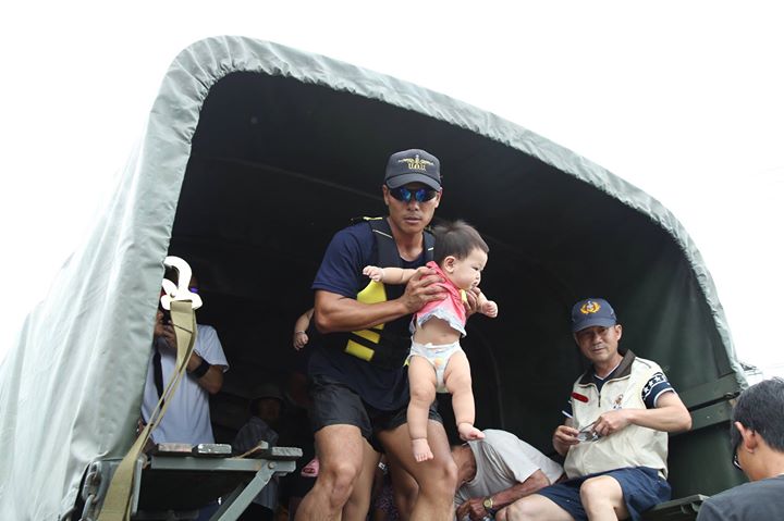 海軍水下作業大隊官兵在海棠颱風登陸前，前往佳冬鄉燄溫村協助未撤離的災民離開低窪地區。 圖 : 軍聞社 / 提供