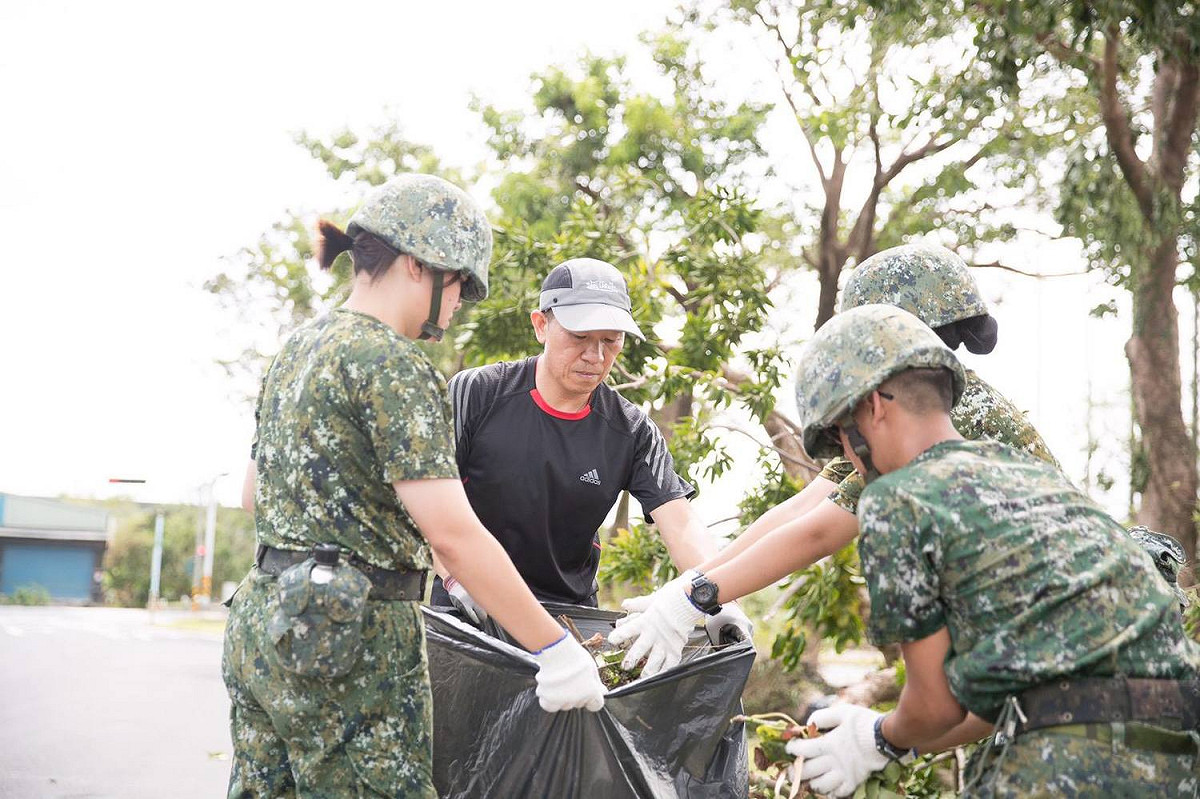 第三作戰區宜蘭災防區，本日依據地方政府申請，派遣兵力、車輛投入三星、冬山、南澳、大同、礁溪、壯圍、五結、蘇澳、羅東、宜蘭市等地區實施災後復原工作。 圖 : 軍聞社 / 提供
