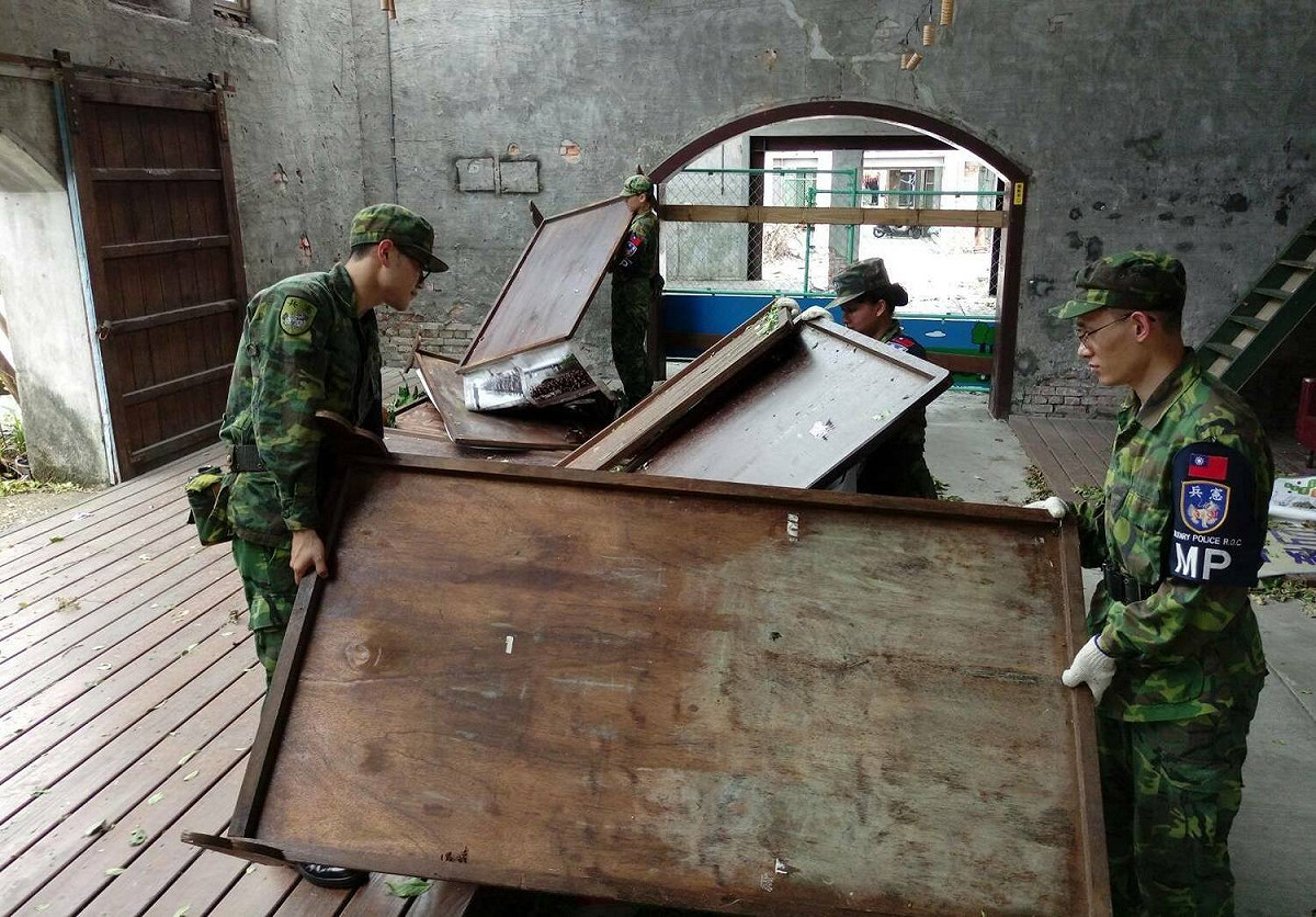 宜蘭憲兵隊官兵協助居民展開災後復原工作，針對災損較嚴重的宜蘭車站及幾米公園實施樹枝及垃圾清運 圖 : 軍聞社 / 提供