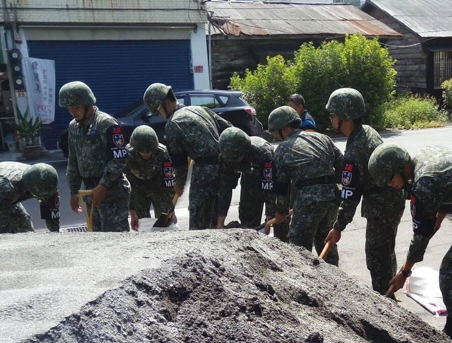 憲兵204指揮部花蓮憲兵隊接受花蓮縣玉里鎮申請兵力，實施沙包裝填，提供民眾防颱準備。 圖 : 軍聞社 / 提供