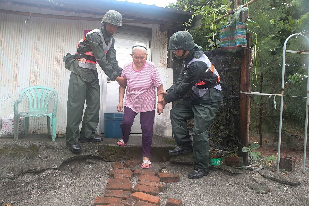 國軍共派遣兵力8,037人次、裝備機具5類673部(輛)、協助居民撤離2,599人、沙包堆置共計1萬3千餘包、物資搬運1.2噸。 圖 : 軍聞社 / 提供