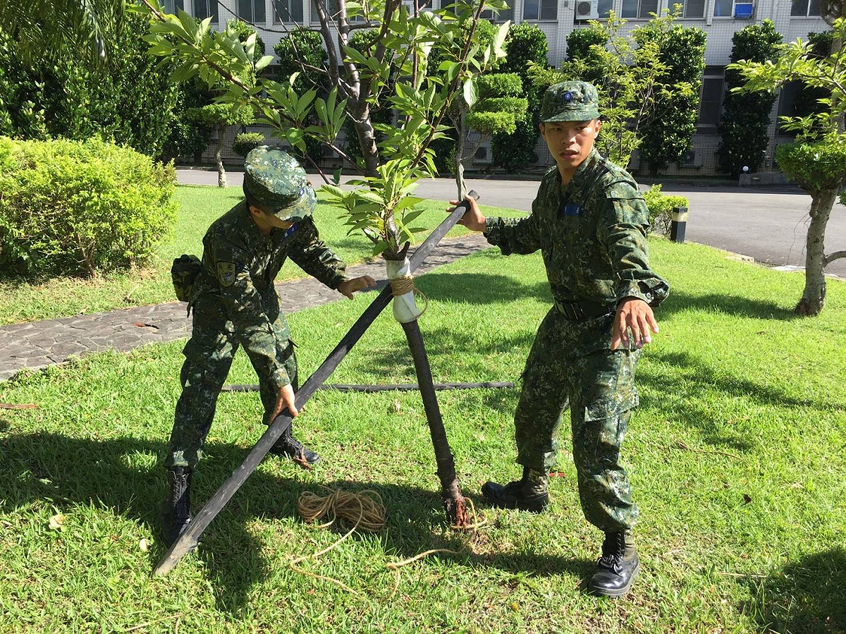 憲兵指揮部勤務連針對尼莎颱風帶來的災情實施環境整理及災後復原工作，固定被風吹倒的樹木，同時也為第10號海棠颱風加強各項防颱準備工作。 圖 : 翻拍自憲兵指揮部臉書