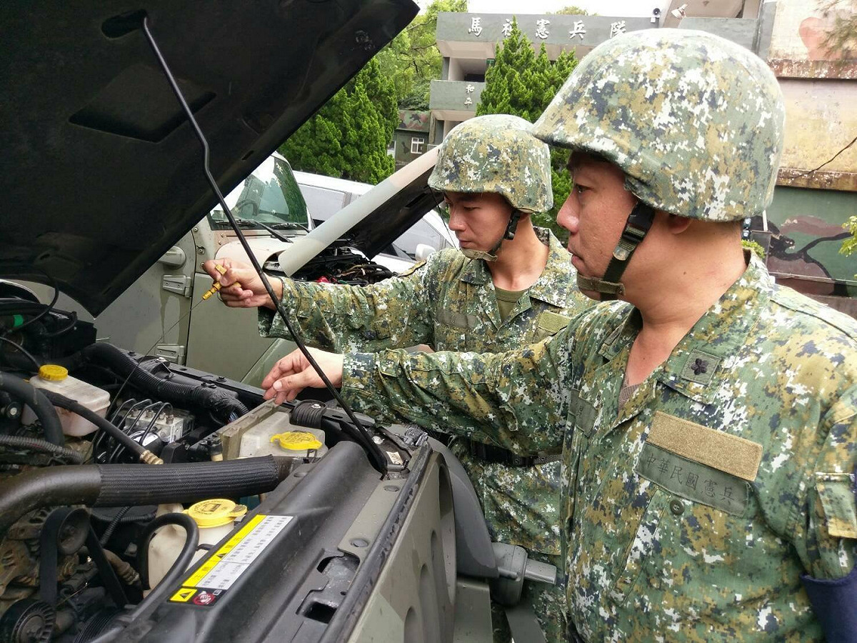 馬祖憲兵隊防颱救災嚴陣以待，妥善持恆救災車輛、器具等準備，落實人員教育訓練。 圖 : 憲兵馬祖隊 / 提供