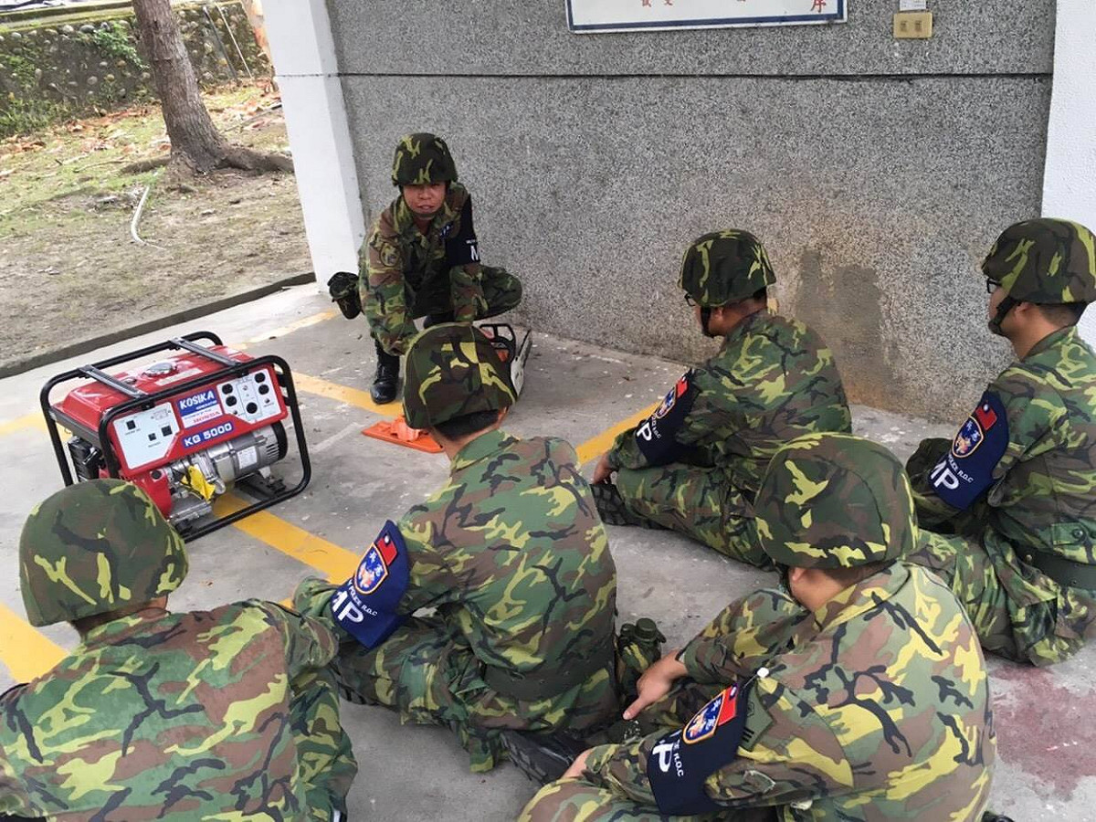 憲兵204指揮部臺東憲兵隊於關海聯防分區實施預置兵力勤前教育，由副分隊長介紹機具操作及講解，先期整備，俾利救災任務順遂。 圖 : 翻拍自憲兵指揮部臉書