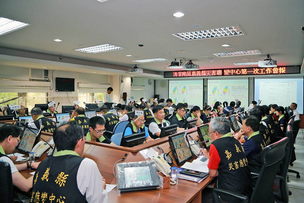 嘉義縣消防局災害應變中心為海棠颱風進行第一次工作會報，嘉義縣長張花冠在會中表示，呼籲遊客於今天下午4點前離開旅遊景點，並注意自身安全。 圖 : 嘉義縣政府 / 提供