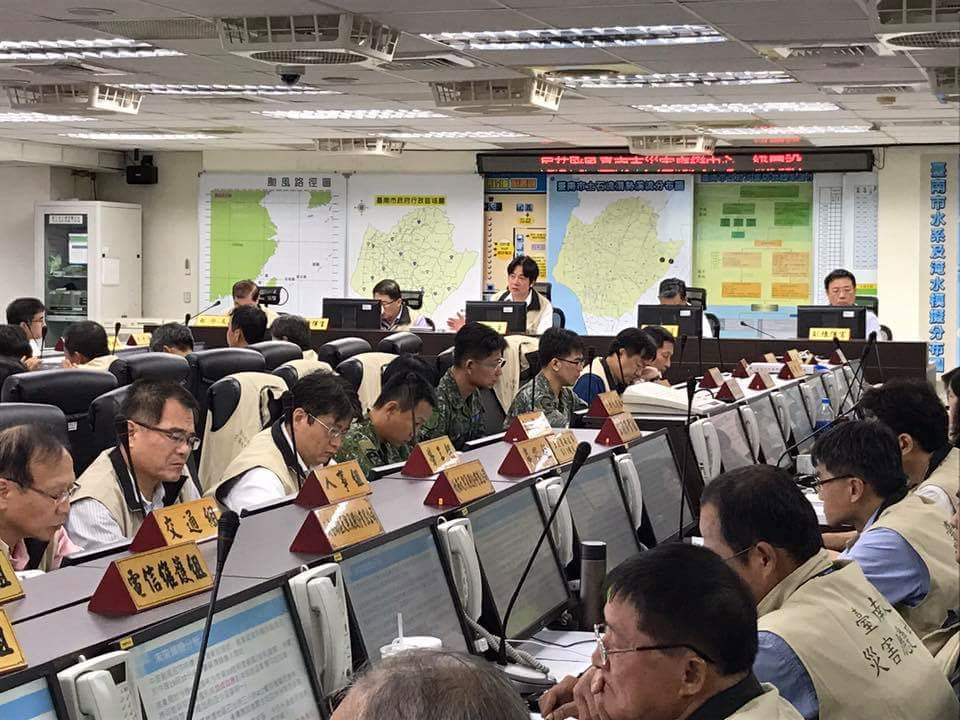 台南市長賴清德考量31日上午6至8時雨勢可能相當大，正好又是上班上課時間，市府請各公司、學校彈性處理上班上課時間。 圖：翻攝自賴清德臉書
