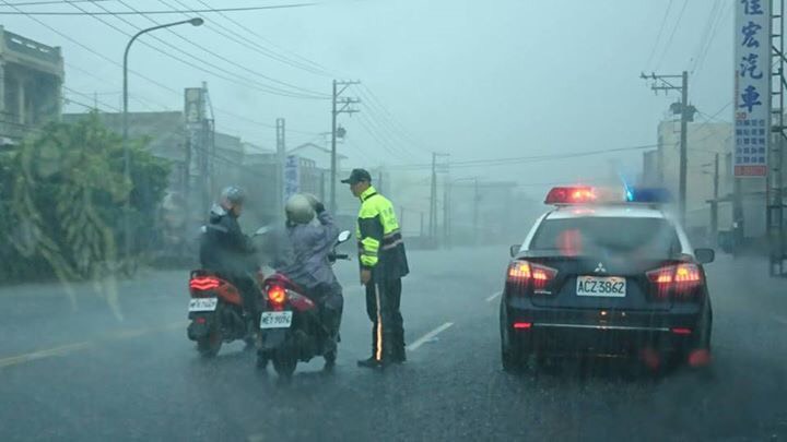 屏東縣多處淹水，道路不通，警方在封閉的路口前對用路人示警。 圖 : 翻攝自屏東縣警局臉書