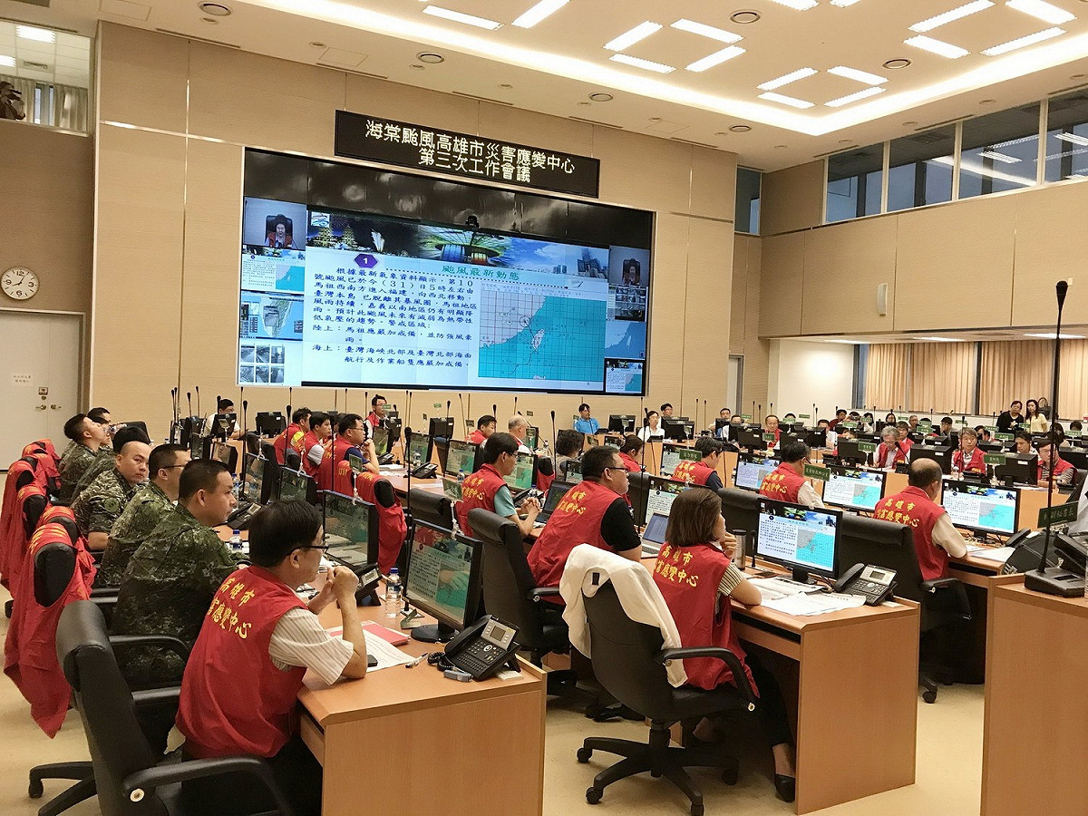 高雄市災害應變中心今(31)日上午召開第三次工作會議，高雄市長陳菊呼籲民眾，清除災後廢棄物及回收物的同時，也需注意將家戶內外容易孳生病媒蚊的積水容器清除乾淨，徹底杜絕登革熱病媒蚊孳生源。 圖：高雄市政府/提供