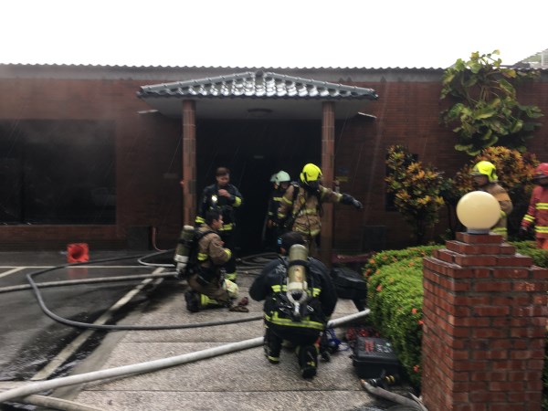 高雄市鳳山區文化路上一家餐廳今 (31) 日上午八點24分傳出火警。 圖 : 高雄市消防局/提供