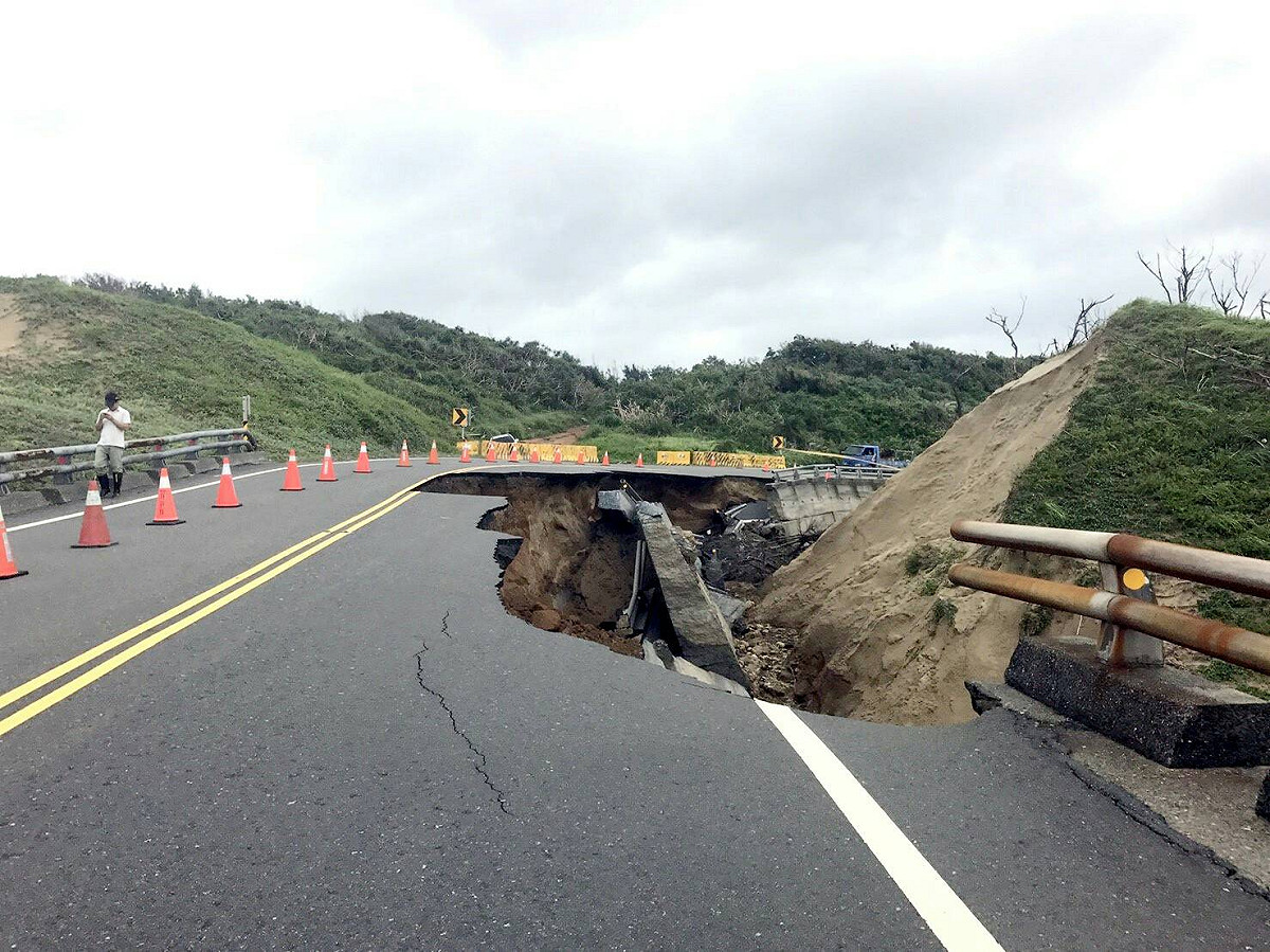 屏東縣風吹沙往滿州方向半個車道路基因為豪雨，地基全被掏空，目前修復單位三工處允諾3天內修復單向通車，3個月內可全線修復通車。 圖 : 屏東縣政府 / 提供