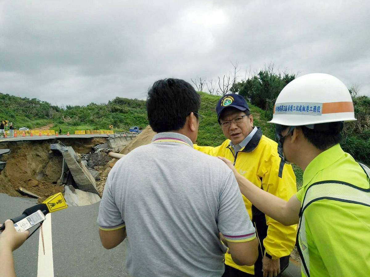 屏東縣風吹沙往滿州方向半個車道路基因為豪雨，地基全被掏空，目前修復單位三工處允諾3天內修復單向通車，3個月內可全線修復通車。 圖 : 屏東縣政府 / 提供