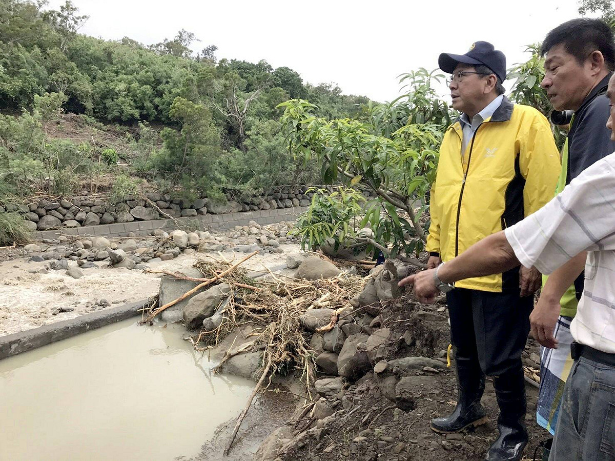 屏東縣政府已和中央水利署及地方鄉鎮公所討論，因應現時氣候變遷造成的極端天氣，在河川整治、低窪地區區域排水應徹底檢討，全面提升到百年防洪規格。 圖 : 屏東縣政府 / 提供