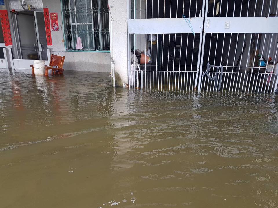 雙颱相繼襲台，造成屏東多處大淹水，屏東台1線及台17線多處淪為汪洋一片。 圖：取自莊瑞雄臉書